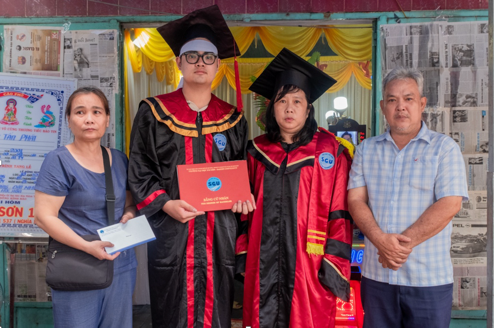 PGS.TS. Lê Chi Lan – Phó Hiệu trưởng Trường Đại học Sài Gòn trao bằng tốt nghiệp cho Lý Tấn Phát. Em ruột và ba mẹ đã nhận bằng tốt nghiệp thay Phát. Ảnh: TĐ/Vietnamnet PGS.TS. Lê Chi Lan – Phó Hiệu trưởng Trường Đại học Sài Gòn trao bằng tốt nghiệp cho Lý Tấn Phát. Em ruột và ba mẹ đã nhận bằng tốt nghiệp thay Phát. Ảnh: TĐ/Vietnamnet