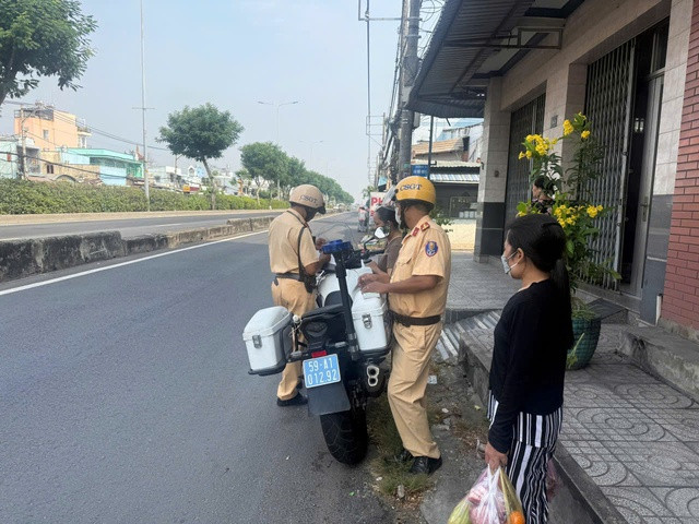 Cảnh sát thuộc Đội Cảnh sát giao thông An Sương xử lý người vi phạm.