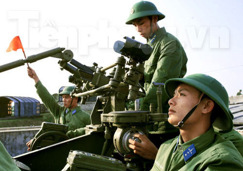 Từng tốp máy bay địch vào tầm ngắm của các chiến sĩ pháo cao xạ. Từng tốp máy bay địch vào tầm ngắm của các chiến sĩ pháo cao xạ