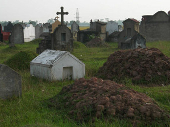 Những ngôi mộ người chết do HIV còn chưa xanh cỏ