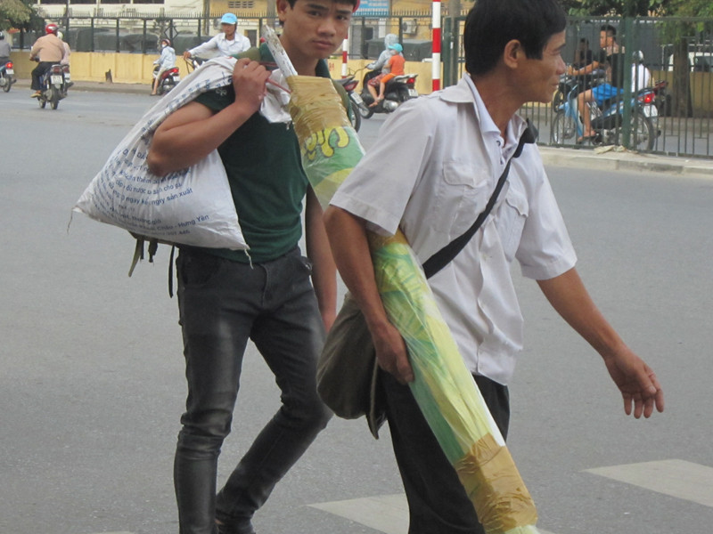 Sĩ tử mang theo cả những chiếc bạt và gạo để tự nấu ăn