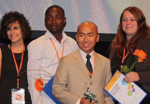 Nguyễn Siêu Hạnh (thứ hai từ phải sang)