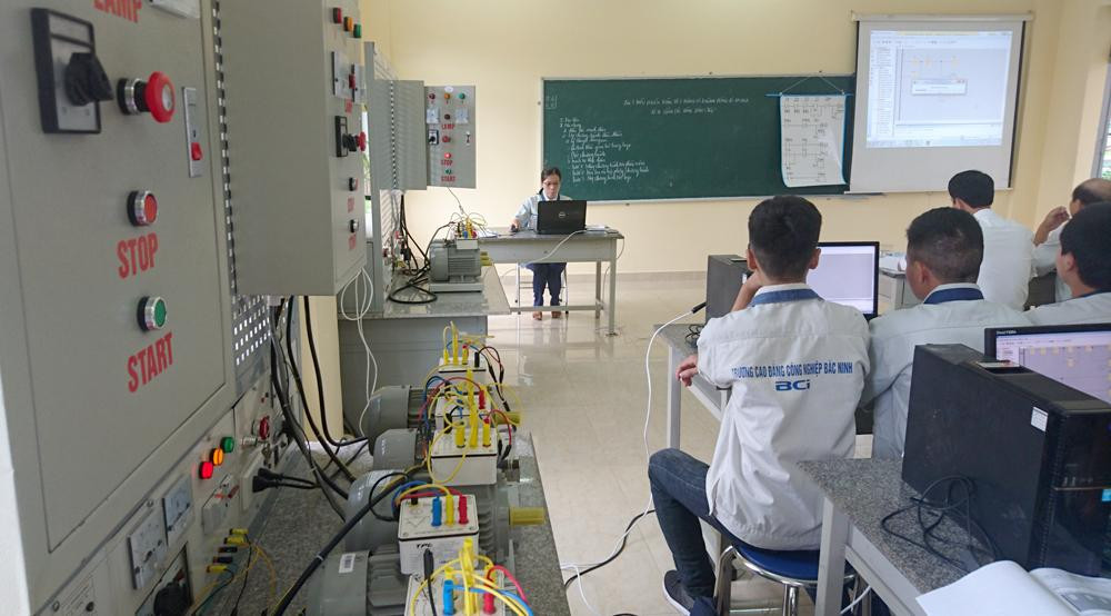 Bộ LĐ-TB&XH sẽ tếp tục sắp xếp giảm số trường nghề công lập, để tăng tự chủ, sự chủ động cho các trường nghề tiệm cận chuẩn thế giới và đáp ứng nhu cầu nhân lực của thị trường lao động. Bộ LĐ-TB&XH sẽ tếp tục sắp xếp giảm số trường nghề công lập, để tăng tự chủ, sự chủ động cho các trường nghề tiệm cận chuẩn thế giới và đáp ứng nhu cầu nhân lực của thị trường lao động.