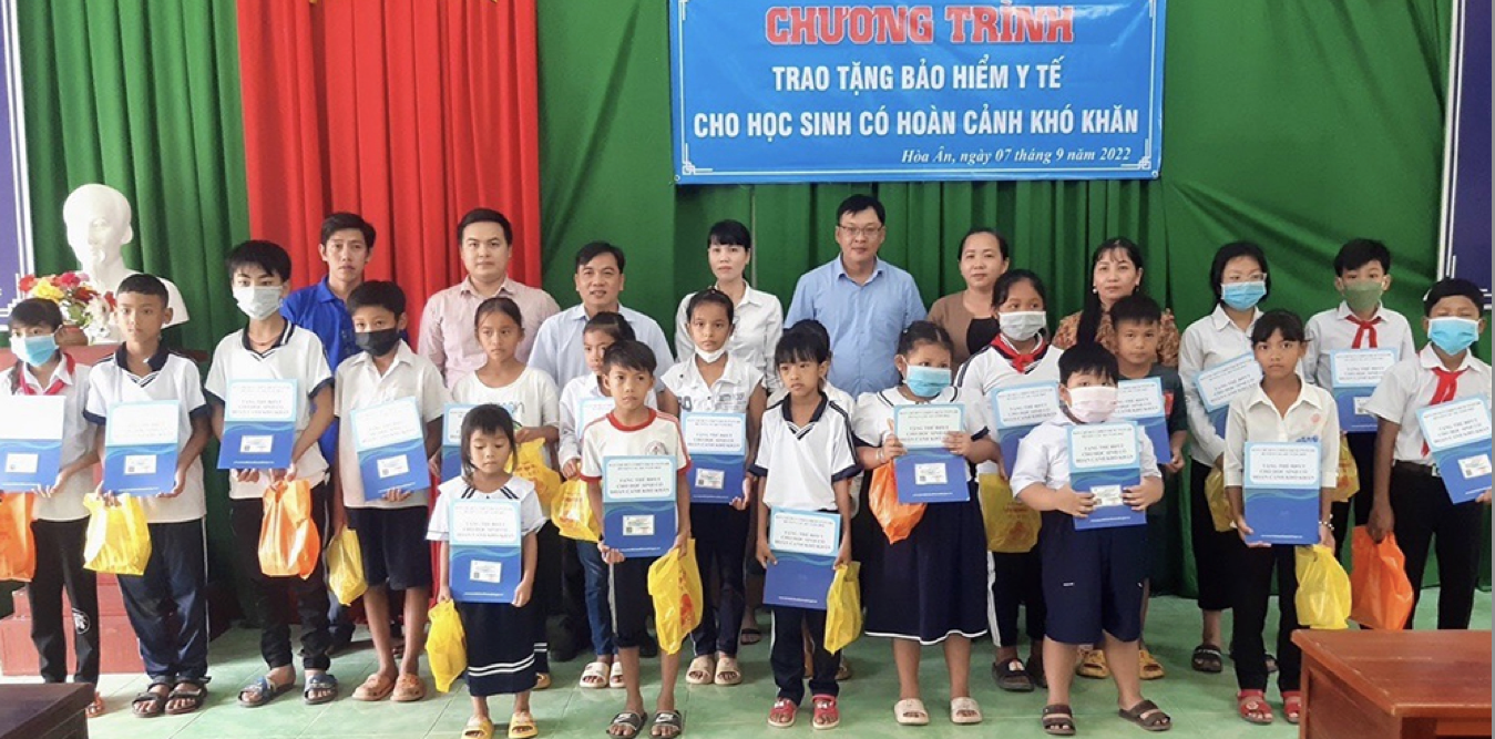 Tặng thẻ BHYT cho học sinh khó khăn trên địa bàn tỉnh Trà Vinh từ nguồn tiền ủng hộ của cộng đồng.