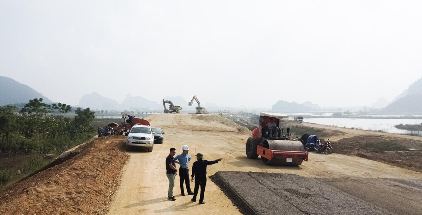 Có hiện tượng bán thầu tại một số dự án giao thông, Bộ GTVT chỉ đạo khẩn để chấn chỉnh. Ảnh thi công cao tốc Bắc - Nam.