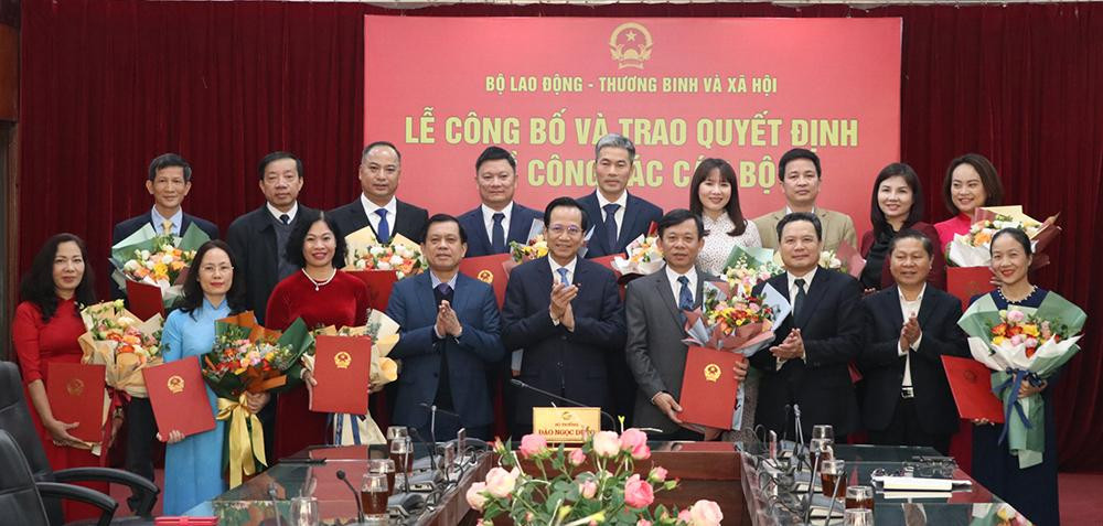 Lãnh đạo Bộ LĐ-TB&XH điều động, bổ nhiệm 12 lãnh đạo các đơn vị trực thuộc bộ. Lãnh đạo Bộ LĐ-TB&XH điều động, bổ nhiệm 12 lãnh đạo các đơn vị trực thuộc bộ.