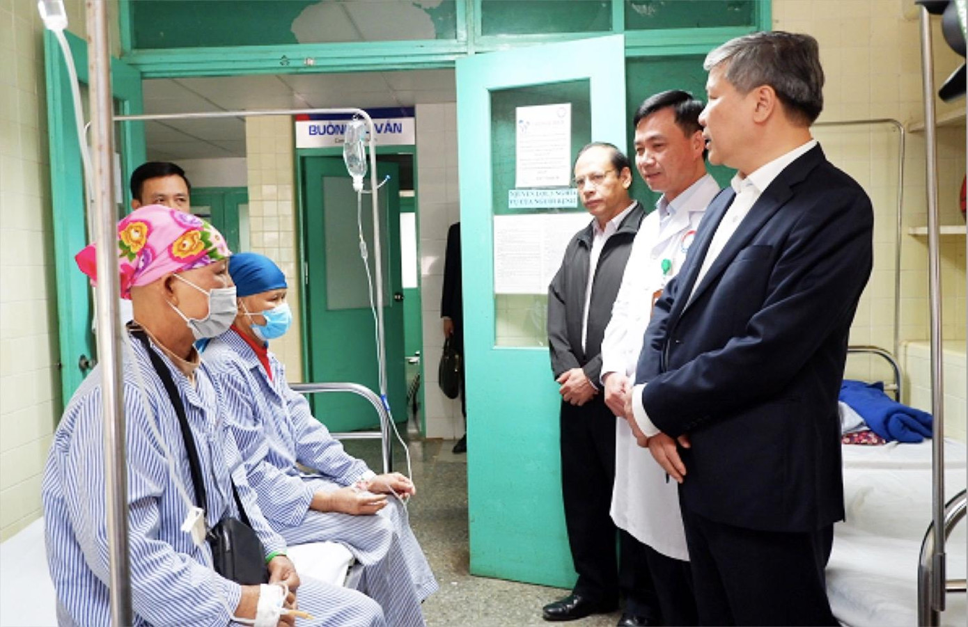 Phó Tổng Giám đốc BHXH Việt Nam Nguyễn Đức Hòa thăm bệnh nhân nghèo tại BV Hữu nghị Việt Nam-CuBa Đồng Hới (Quảng Bình)