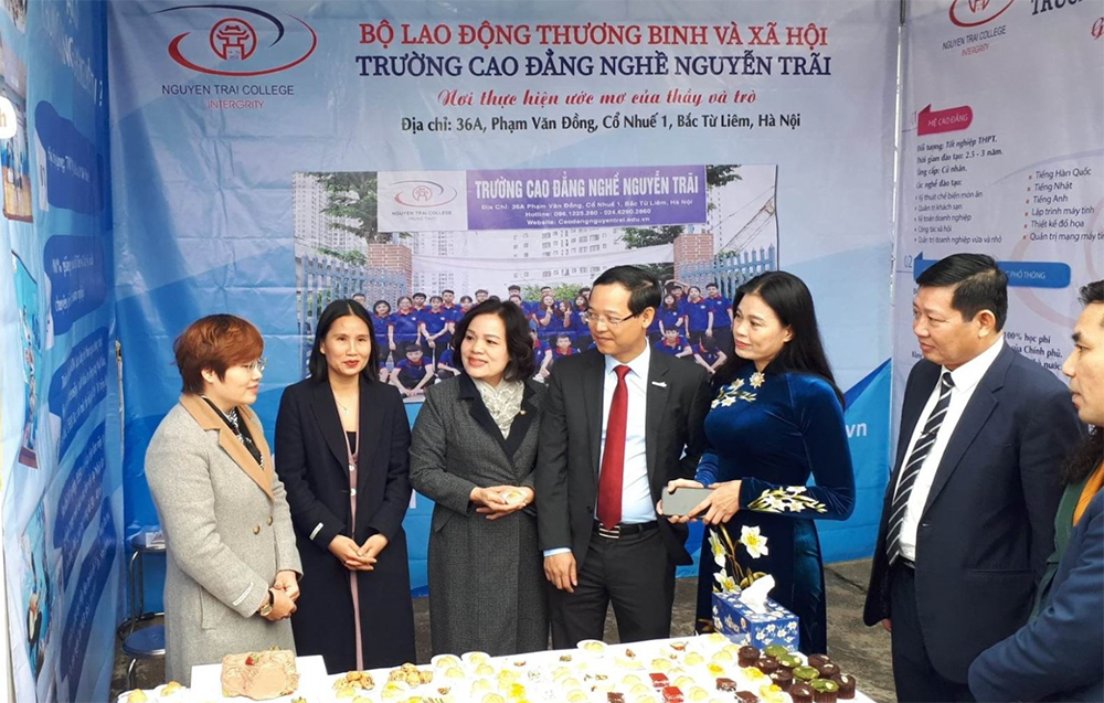 Các đại biểu tham quan các gian hàng. Ảnh GVP. Các đại biểu tham quan các gian hàng. Ảnh GVP.