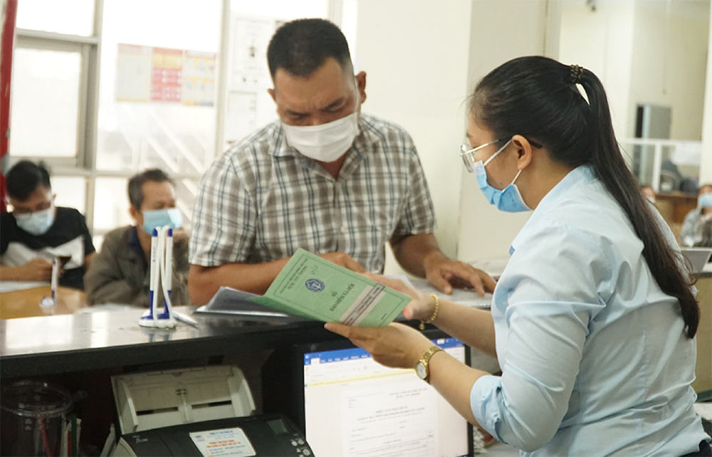 Trước thực trạng người rút BHXH một lần tương đương người tham gia mới, dẫn tới độ bao phủ BHXH không đạt mục tiêu Đảng và Nhà nước đặt ra, các bộ ngành và địa phương đồng thuận phải sửa đổi lại quy định về chế độ này. Trước thực trạng người rút BHXH một lần tương đương người tham gia mới, dẫn tới độ bao phủ BHXH không đạt mục tiêu Đảng và Nhà nước đặt ra, các bộ ngành và địa phương đồng thuận phải sửa đổi lại quy định về chế độ này.