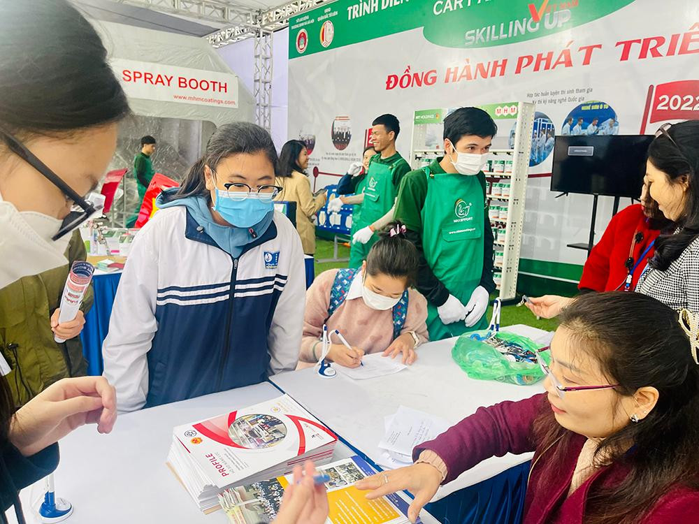 Các em học sinh trên địa bàn Hà Nội tìm hiểu cơ hội học nghề. Các em học sinh trên địa bàn Hà Nội tìm hiểu cơ hội học nghề.