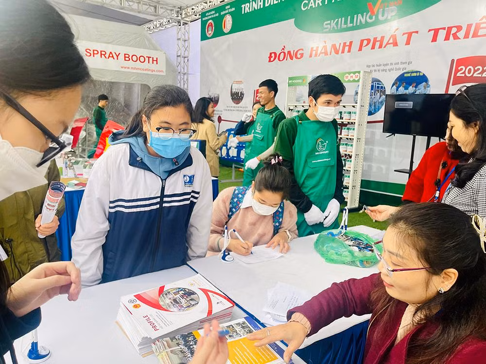 Các em học sinh trên địa bàn Hà Nội tìm hiểu cơ hội học nghề.