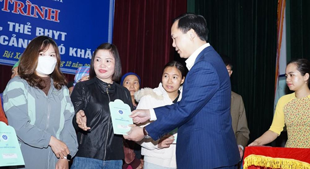 Ông Chu Mạnh Sinh, Phó Tổng Giám đốc BHXH Việt Nam tặng sổ BHXH, thẻ BHYT cho người dân có hoàn cảnh khó khăn tại Lào Cai