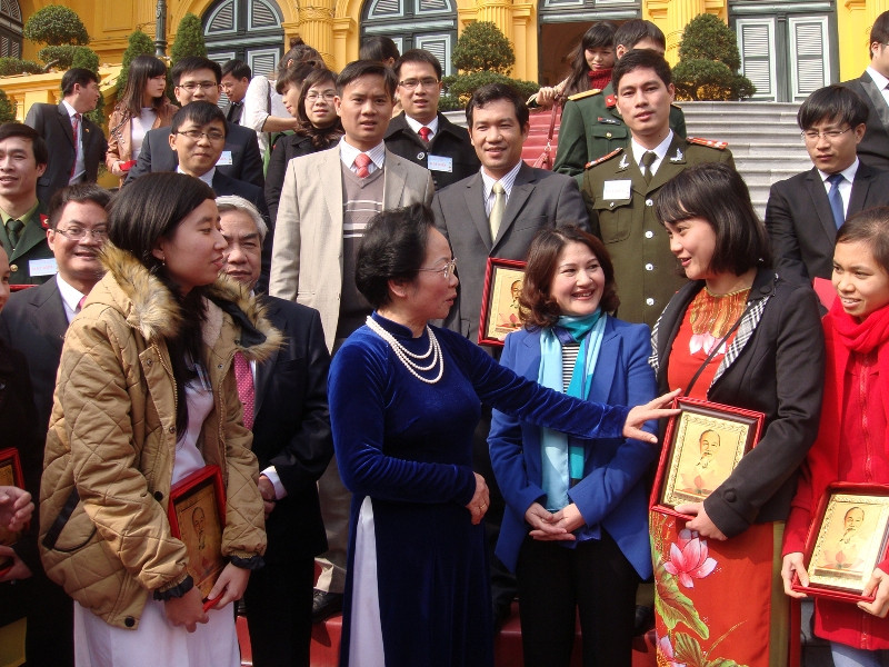 Phó Chủ tịch nước tặng quà cho các tài năng trẻ xuất sắc trong 10 năm qua. Ảnh Hải Yến