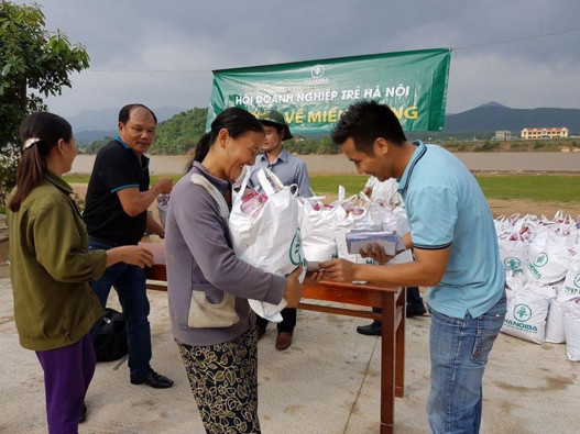 Hội Doanh nghiệp Trẻ Hà Nội trao quà cứu trợ cho người dân vùng lũ ảnh 3