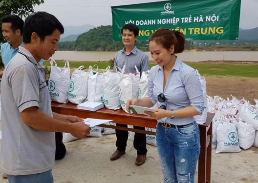 Hội Doanh nghiệp Trẻ Hà Nội trao quà cứu trợ cho người dân vùng lũ ảnh 4