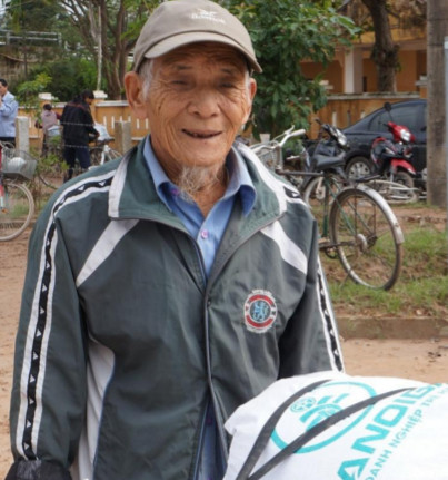 Hội Doanh nghiệp Trẻ Hà Nội trao quà cứu trợ cho người dân vùng lũ ảnh 2