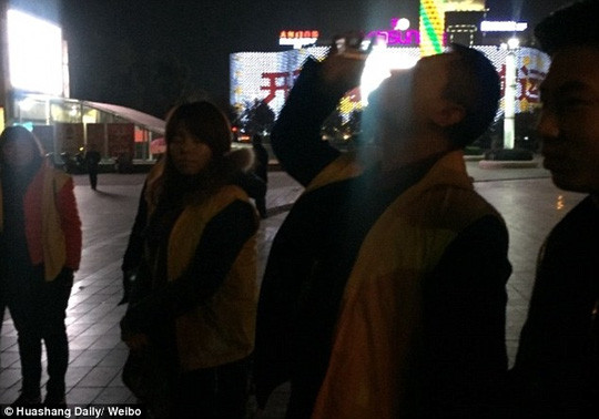 Không đạt chỉ tiêu bán hàng, nhân viên bị phạt ăn giun sống ảnh 3