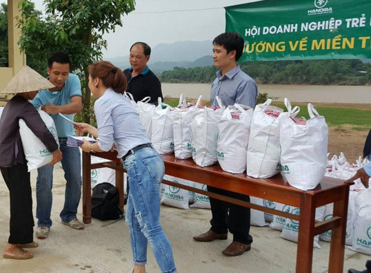 Hội Doanh nghiệp Trẻ Hà Nội trao quà cứu trợ cho người dân vùng lũ ảnh 5