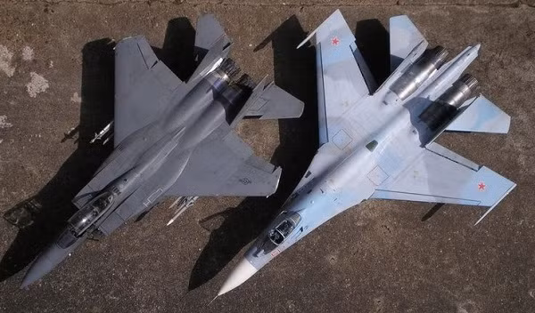 Xuất hiện video Su-27 chặn máy bay ném bom Mỹ ảnh 6