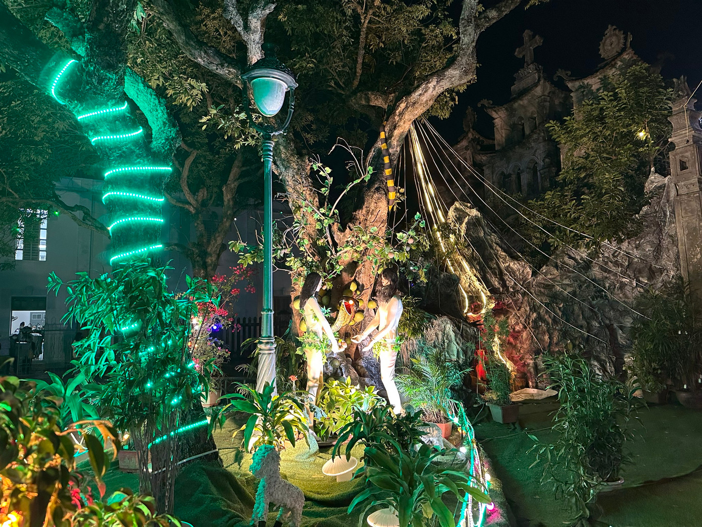 Hoạt cảnh Giáng sinh được công phu dựng lại khu vực quanh khuôn viên nhà thờ. Hoạt cảnh Giáng sinh được công phu dựng lại khu vực quanh khuôn viên nhà thờ.