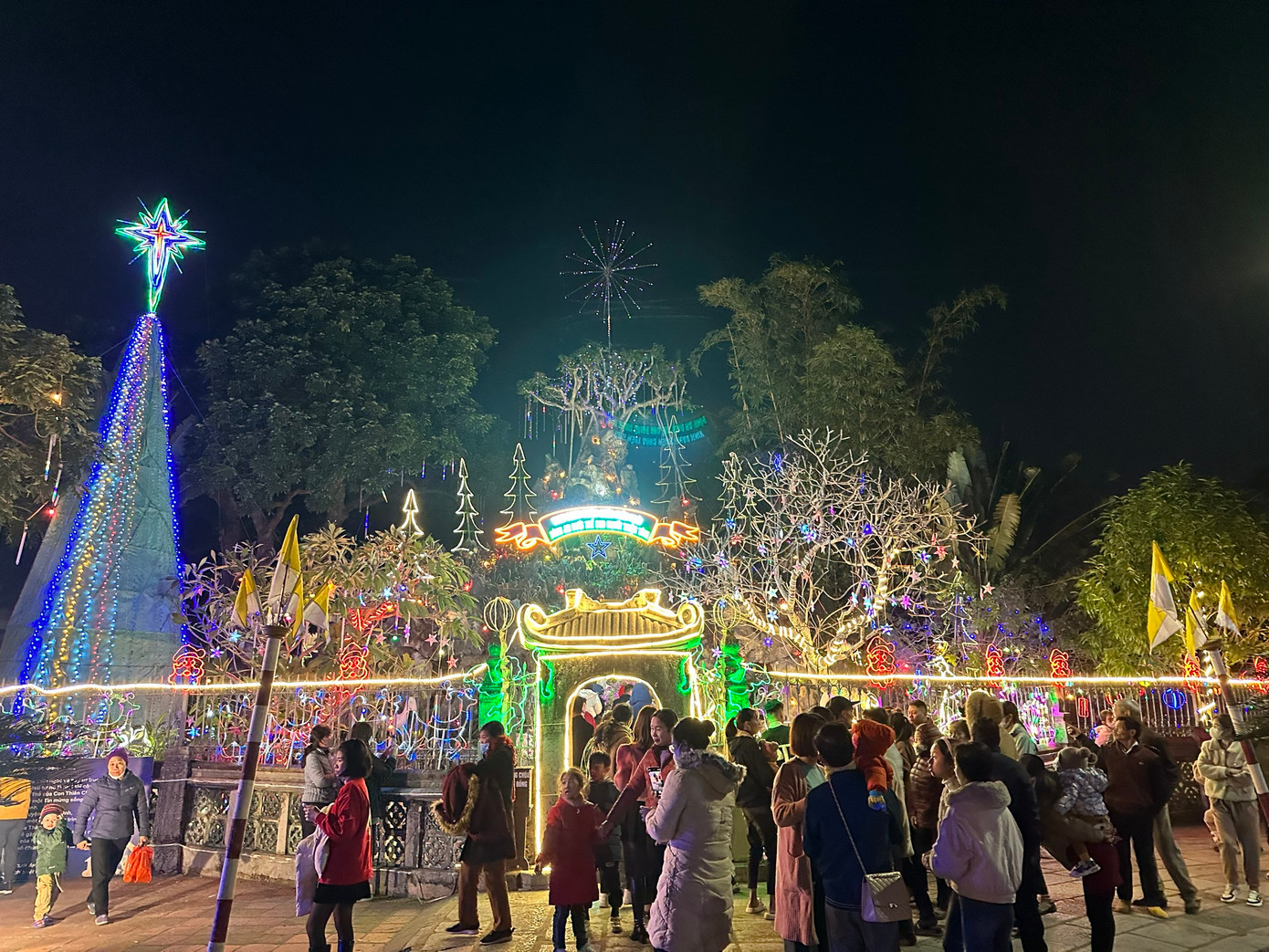 Nhiều người vãn cảnh nhà thờ nhân dịp Giáng sinh. Nhiều người vãn cảnh nhà thờ nhân dịp Giáng sinh.