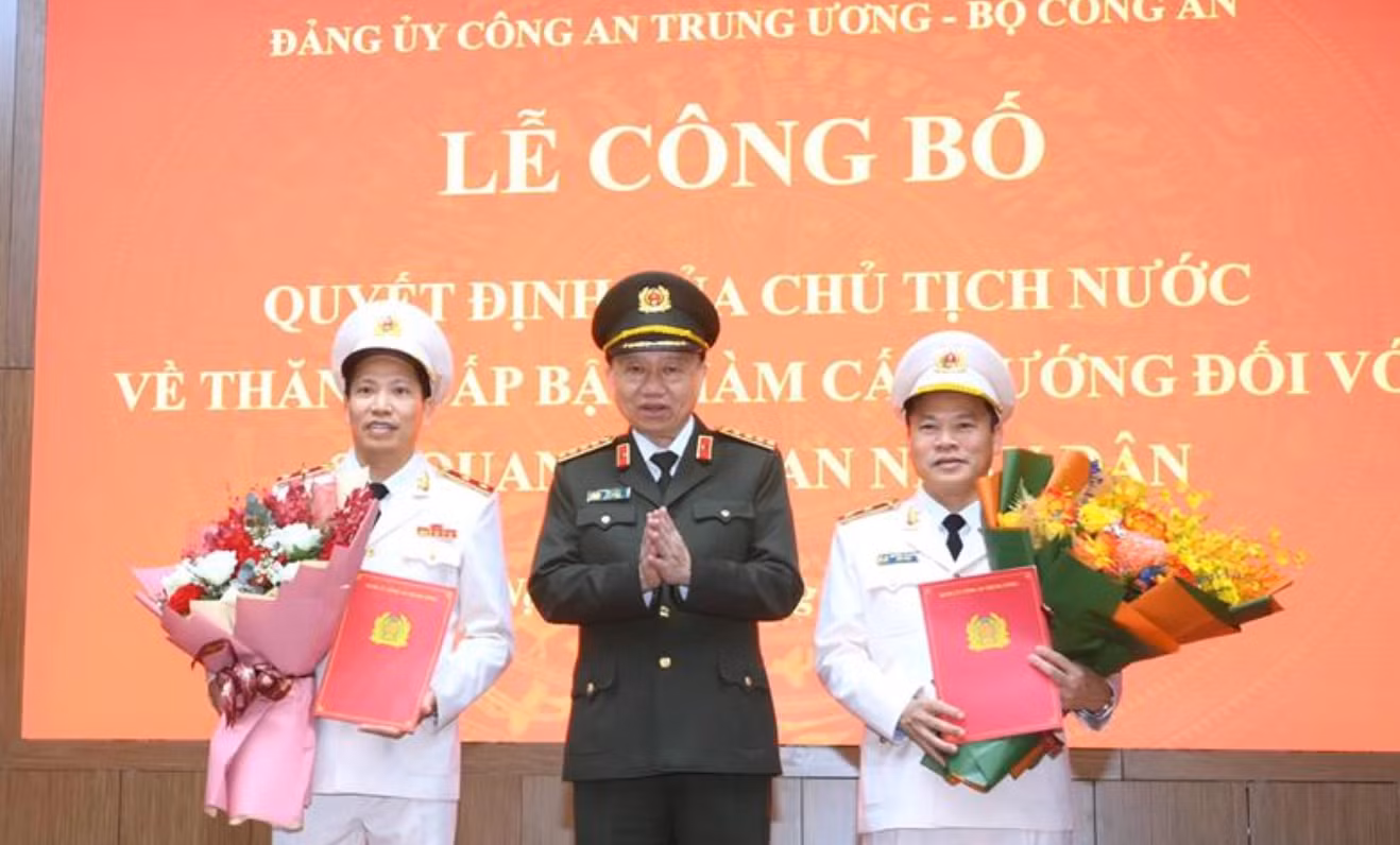 Thừa ủy quyền, Bộ trưởng Tô Lâm trao quyết định thăng cấp bậc hàm từ Thiếu tướng lên Trung tướng đối với Thứ trưởng Lê Văn Tuyến (bên trái) và Nguyễn Văn Long (bên phải). Thừa ủy quyền, Bộ trưởng Tô Lâm trao quyết định thăng cấp bậc hàm từ Thiếu tướng lên Trung tướng đối với Thứ trưởng Lê Văn Tuyến (bên trái) và Nguyễn Văn Long (bên phải).