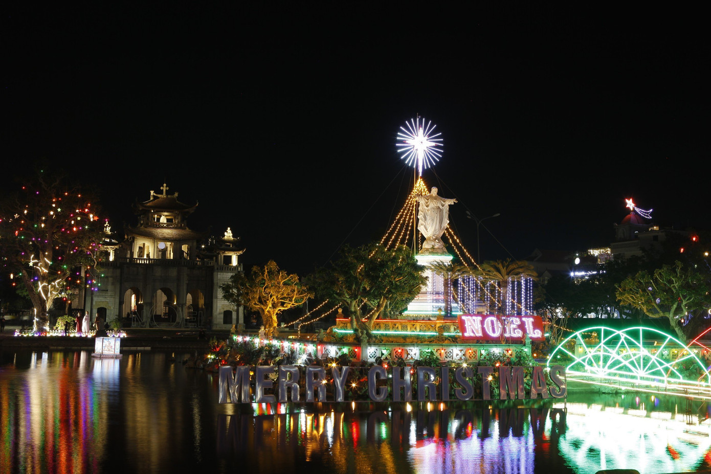 Khu vực ao hồ mặt trước của nhà thờ Phát Diệm. Khu vực ao hồ mặt trước của nhà thờ Phát Diệm.