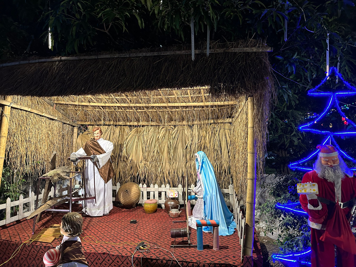 Không gian diễn tả gia đình Thánh gia. Không gian diễn tả gia đình Thánh gia.