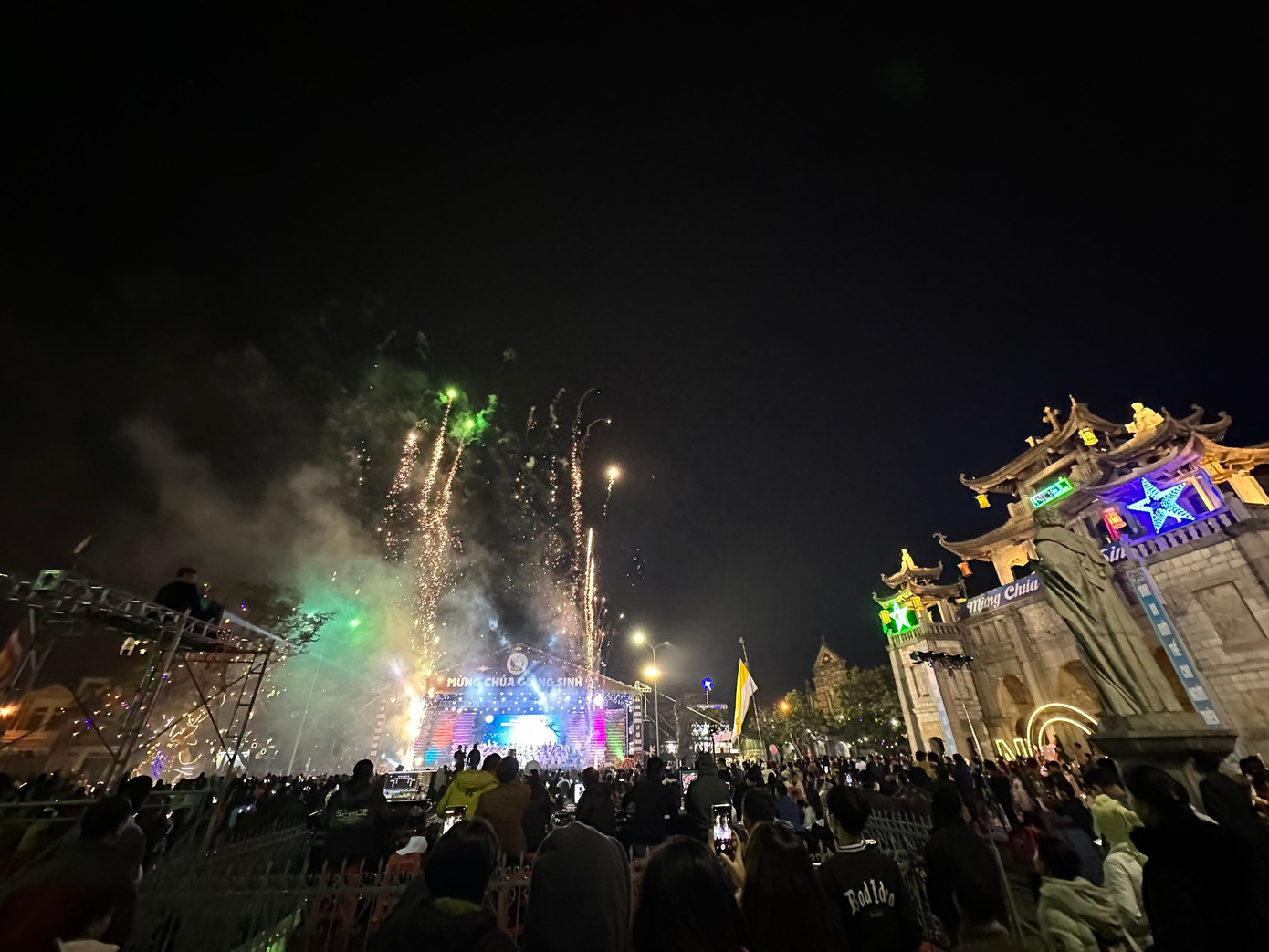 Hàng nghìn người đổ về mừng Chúa Giáng sinh tại Nhà thờ Chính toà Phát Diệm. Hàng nghìn người đổ về mừng Chúa Giáng sinh tại Nhà thờ Chính toà Phát Diệm.