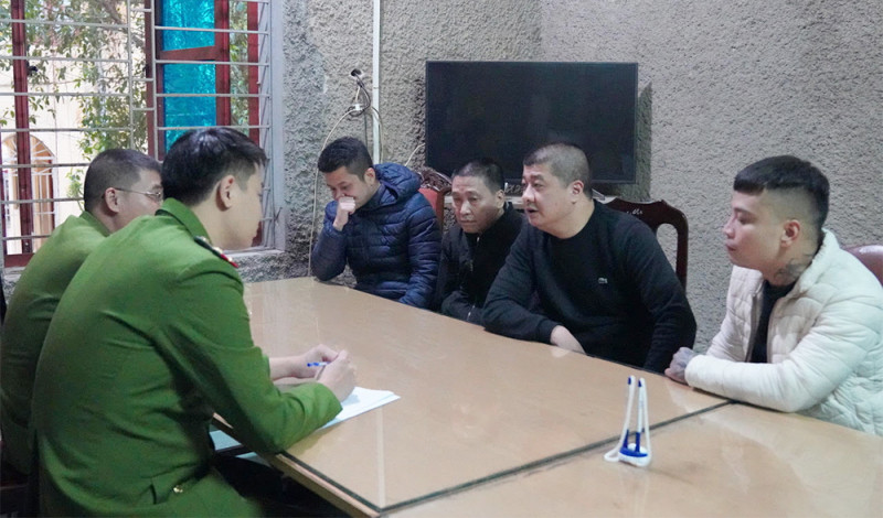 Các con bạc tại cơ quan điều tra.