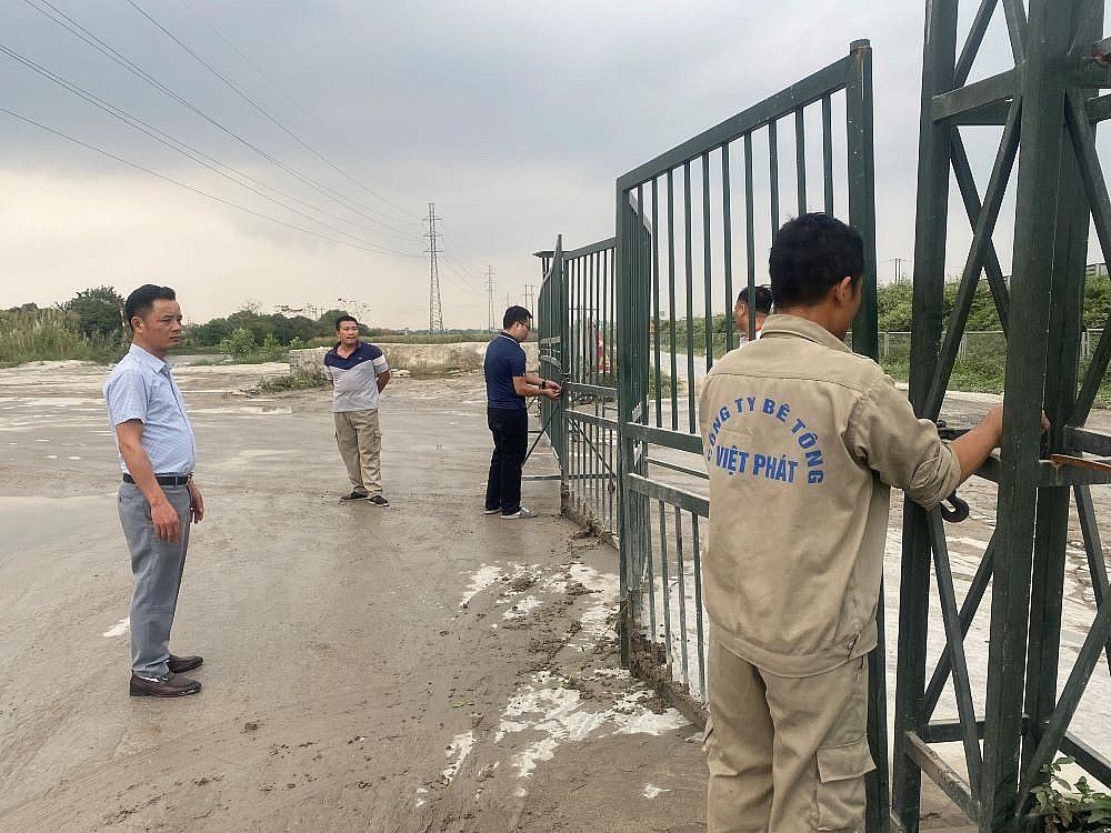 Lực lượng chức năng huyện thường tín tiến hành phong toả trạm trộn bê tông không phép của Công ty Việt Phát.