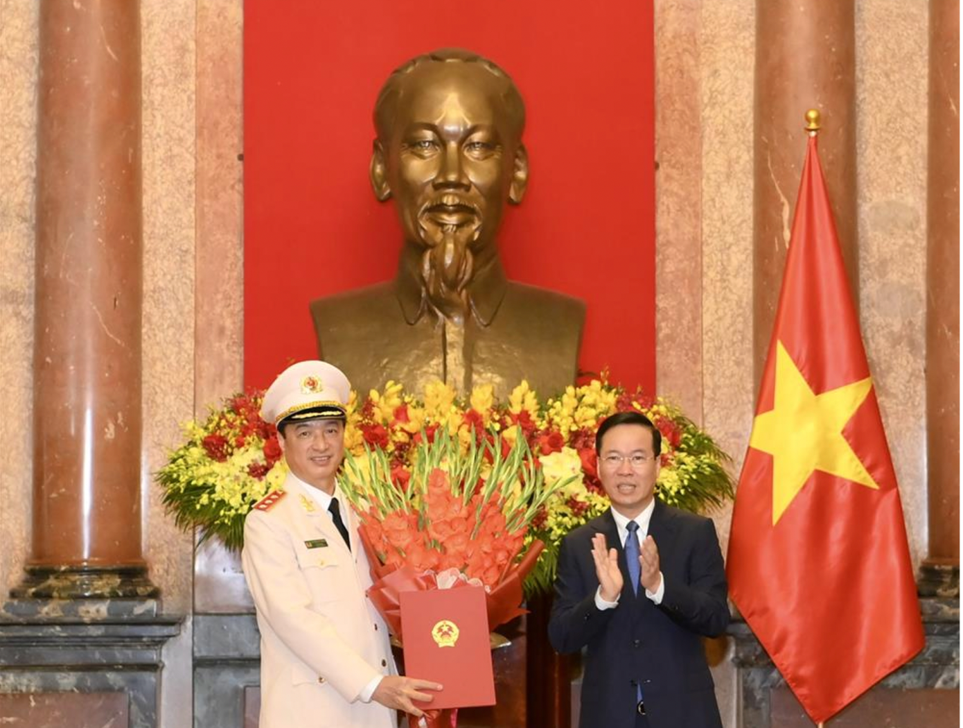 Chủ tịch nước Võ Văn Thưởng trao quyết định thăng cấp bậc hàm Thượng tướng cho Thứ trưởng Nguyễn Duy Ngọc. Chủ tịch nước Võ Văn Thưởng trao quyết định thăng cấp bậc hàm Thượng tướng cho Thứ trưởng Nguyễn Duy Ngọc.