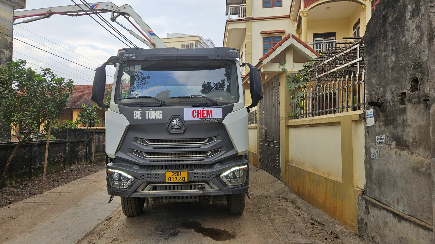 Xe trộn bê tông Chèm đang bơm bê tông cho công trình ở làng Ước Lễ, xã Tân Ước, Thanh Oai, Hà Nội.