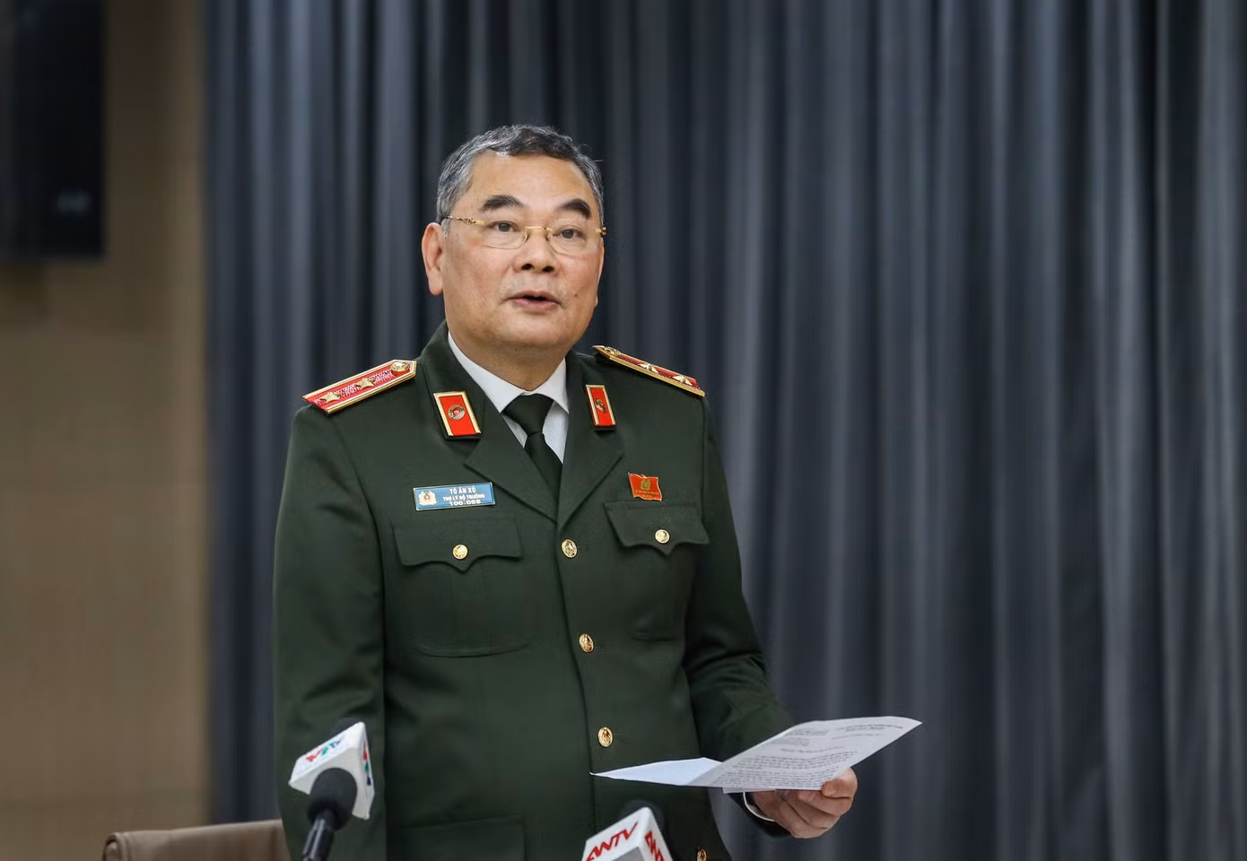 Trung tướng Tô Ân Xô cung cấp thông tin tại cuộc họp báo. Ảnh: Phạm Nam.