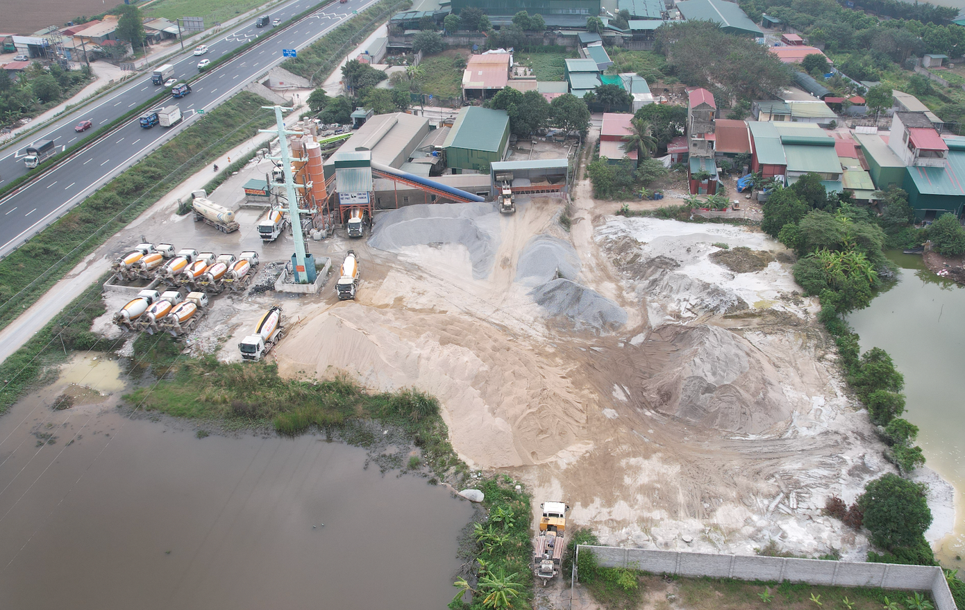 Trạm trộn bê tông không phép của Công ty Việt Phát nhìn từ trên cao.