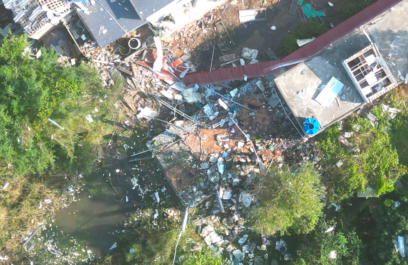 Hiện trường vụ nổ. Ảnh: T.B Hiện trường vụ nổ. Ảnh: T.B