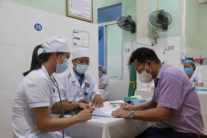 Làm thủ tục kiểm tra sức khoẻ trước khi tiêm