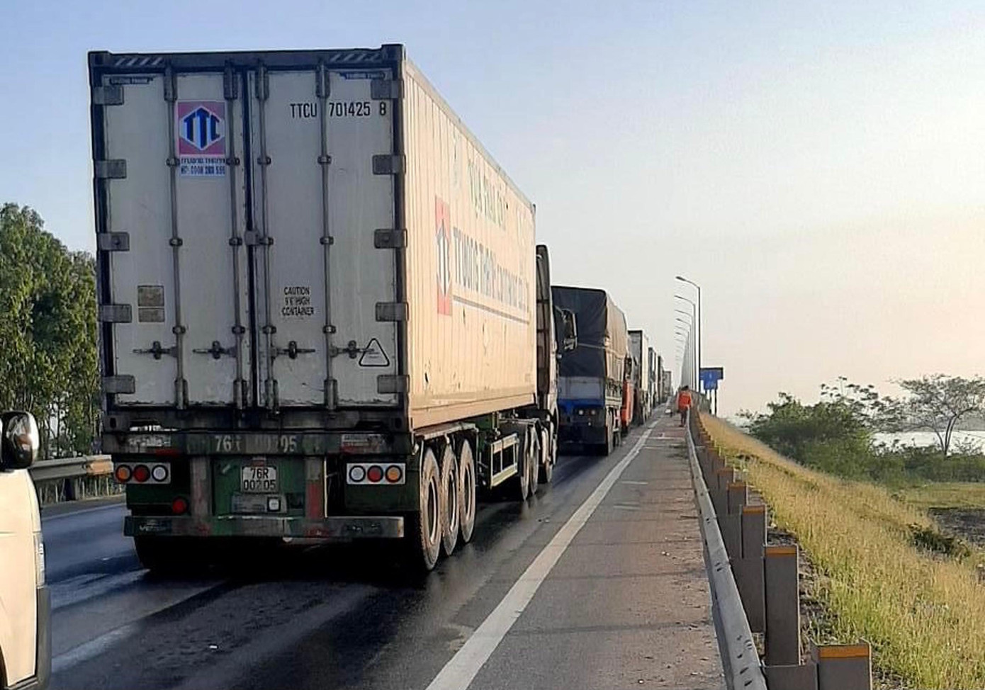 Tắc đường đã làm các phương tiện lưu thông trên QL1A ùn tắc kéo dài hàng chục km