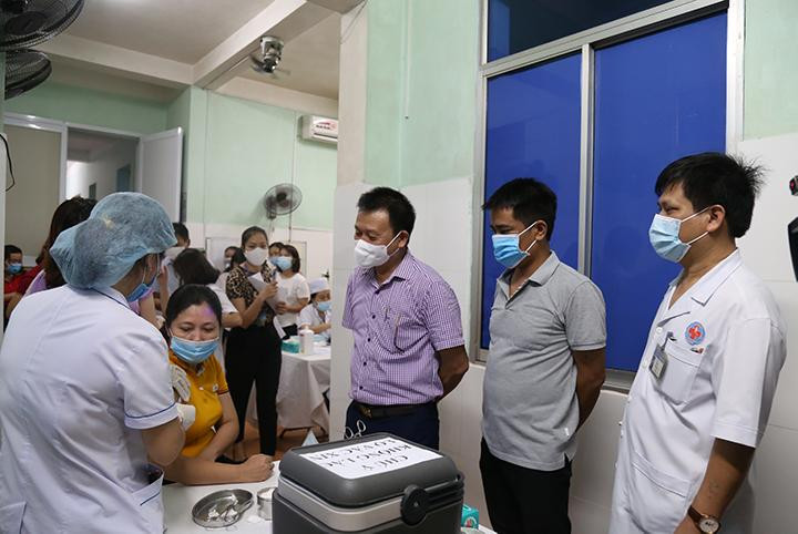 Nhân viên y tế tiêm vắc xin COVID - 19.