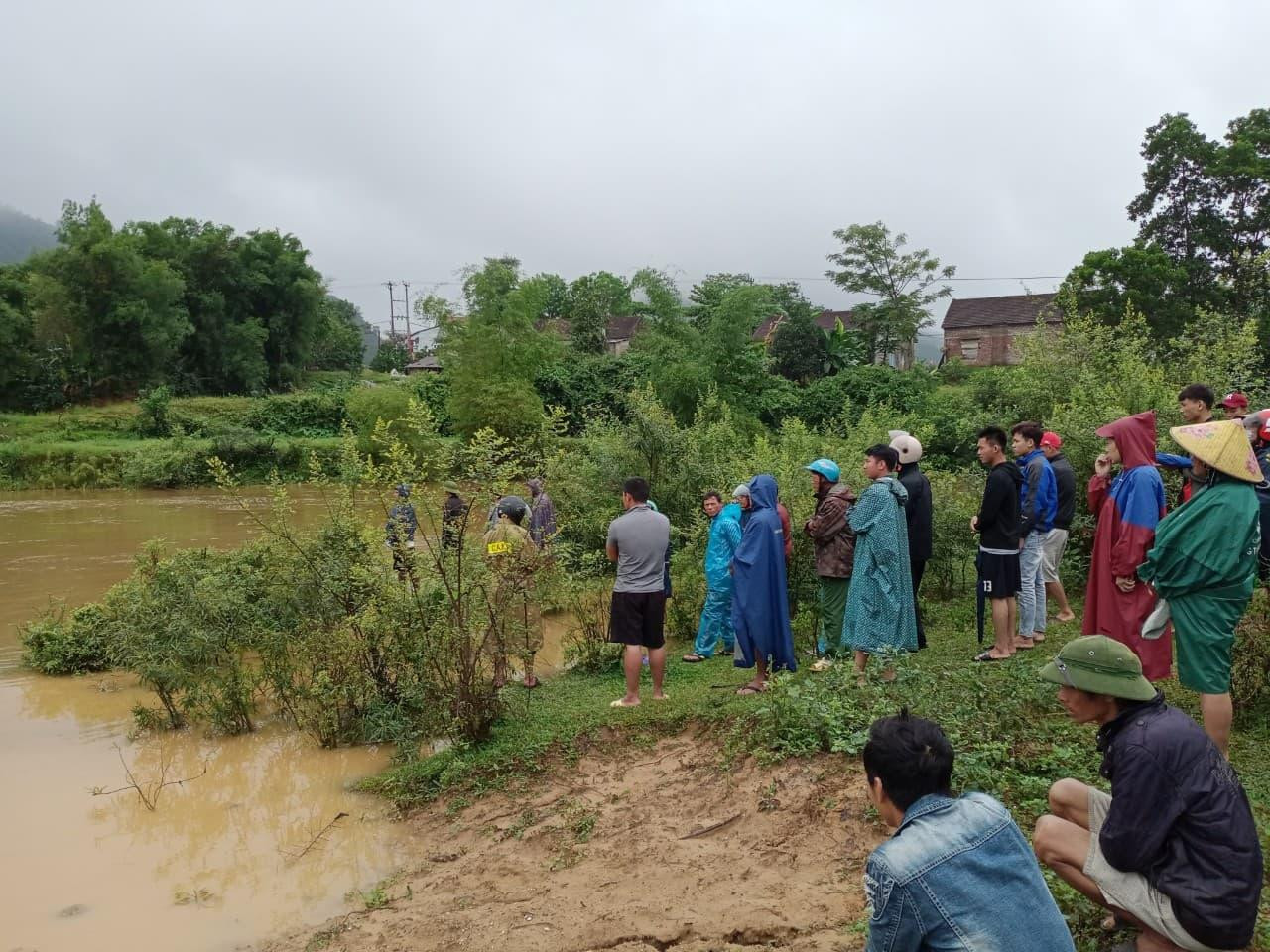 Người dân đang ngóng chờ lực lượng chức năng tìm kiếm người mất tích sáng nay ở huyện Tuyên Hoá Người dân đang ngóng chờ lực lượng chức năng tìm kiếm người mất tích sáng nay ở huyện Tuyên Hoá