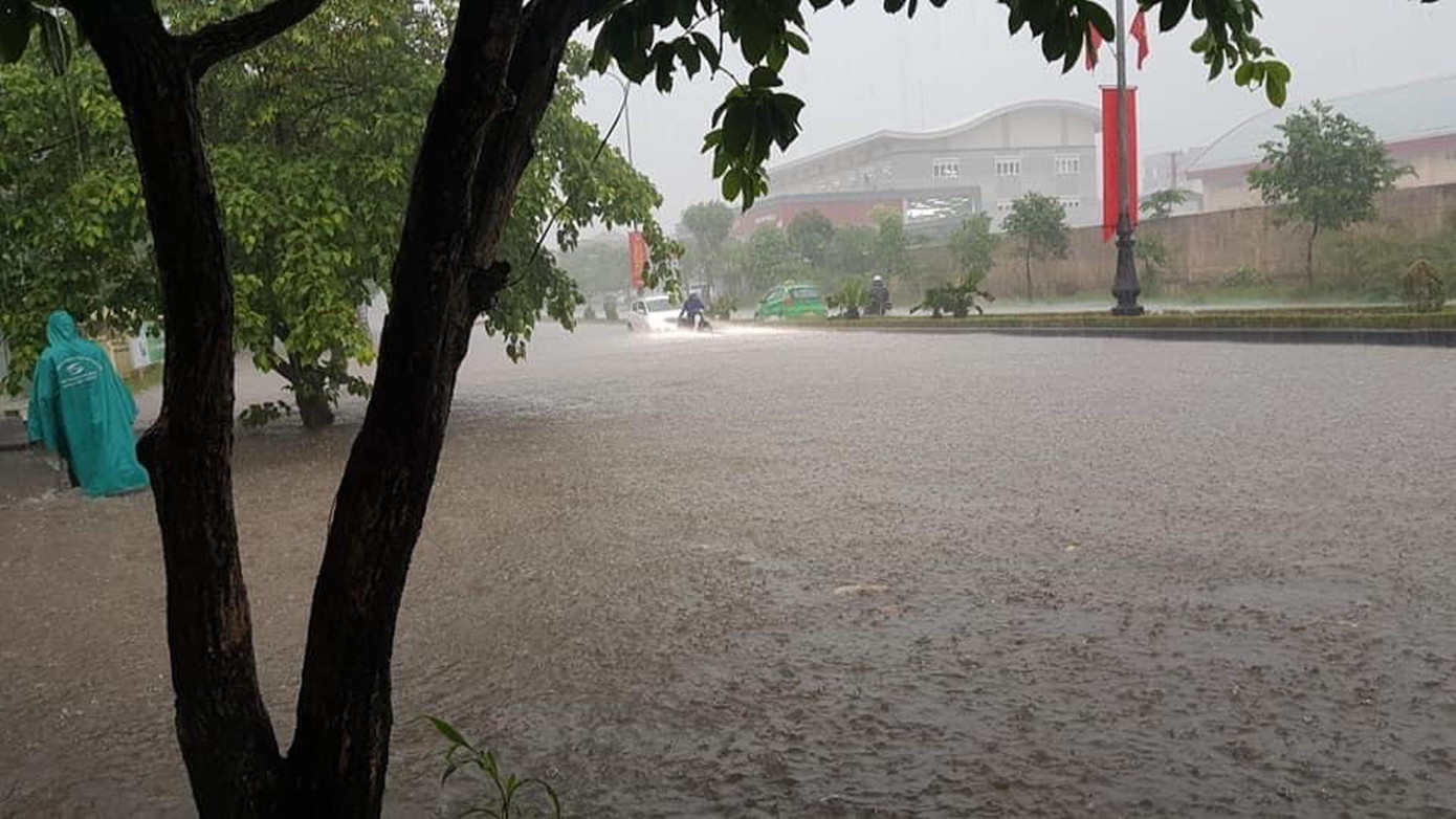 Mưa lớn làm "đường biến thành sông" tại Tp, Đồng Hới Mưa lớn làm "đường biến thành sông" tại Tp, Đồng Hới