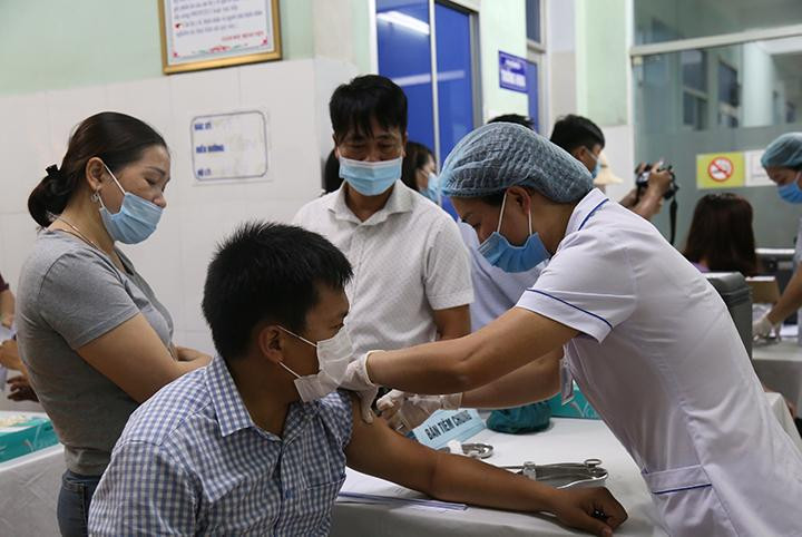 Cán bộ truyền thông của ngành Y tế Quảng Bình được tiêm vắc xin COVID - 19