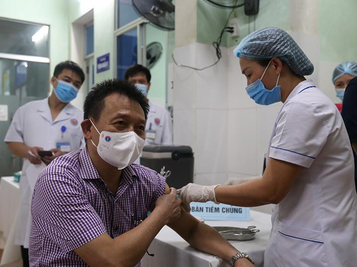 Ông Đỗ Quốc Tiệp, giám đốc CDC Quảng Bình tiêm vắc xin COVID- 19.