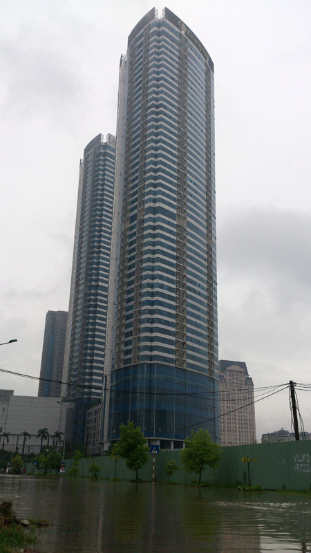 Sáng 9/8, đoạn đường trước và sau tòa nhà cao nhất Việt Nam Keangnam bị ngập nước nghiêm trọng