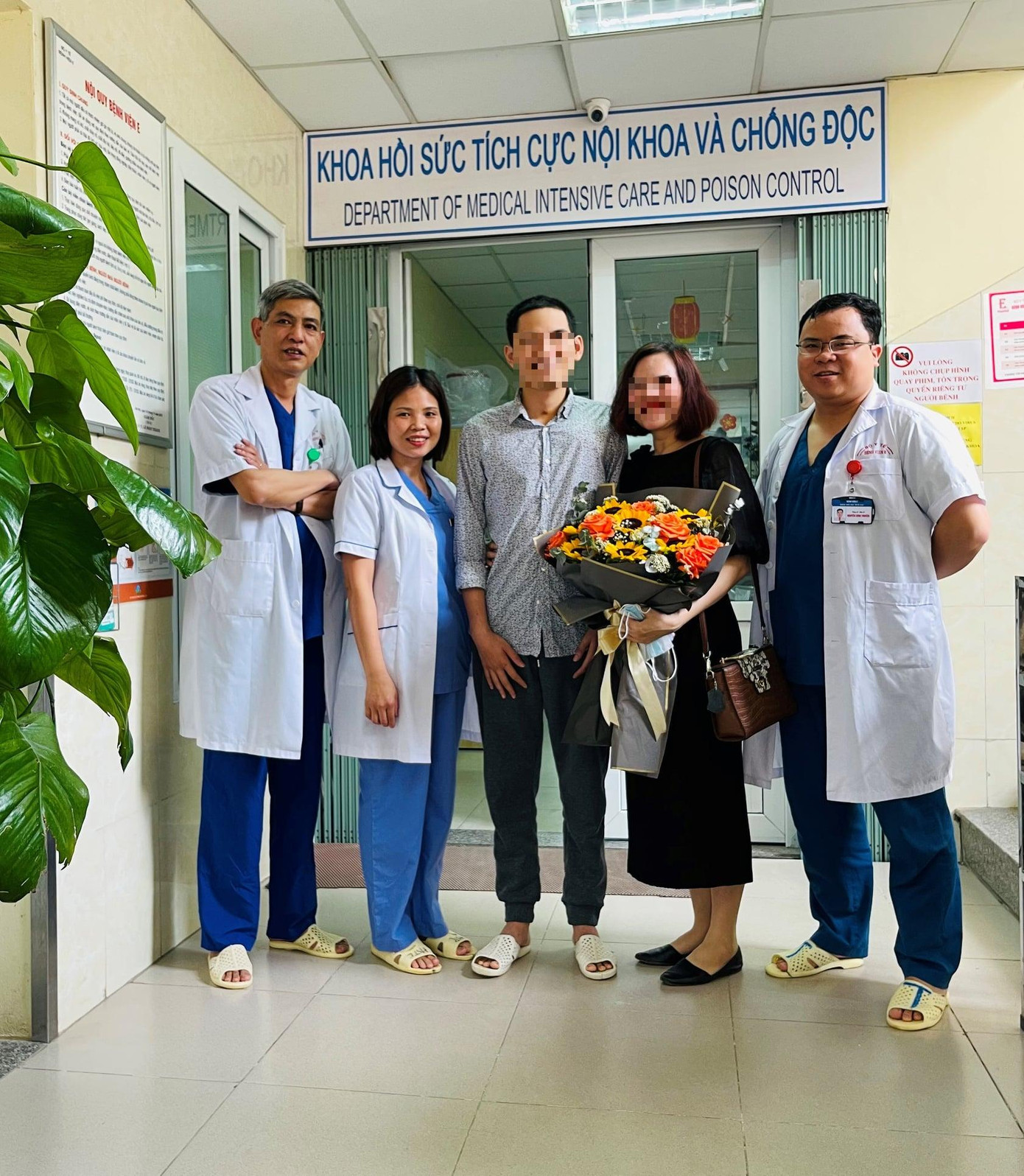 Niềm vui cả gia đình người bệnh và các thầy thuốc BV E Trung ương trong ngày bệnh nhân xuất viện. Ảnh: Bệnh viện cung cấp