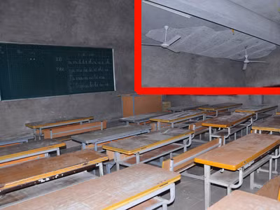 Mảng vữa trần lớp học (ảnh nhỏ) rơi xuống đúng vị trí cô giáo và ba học sinh đang đứng