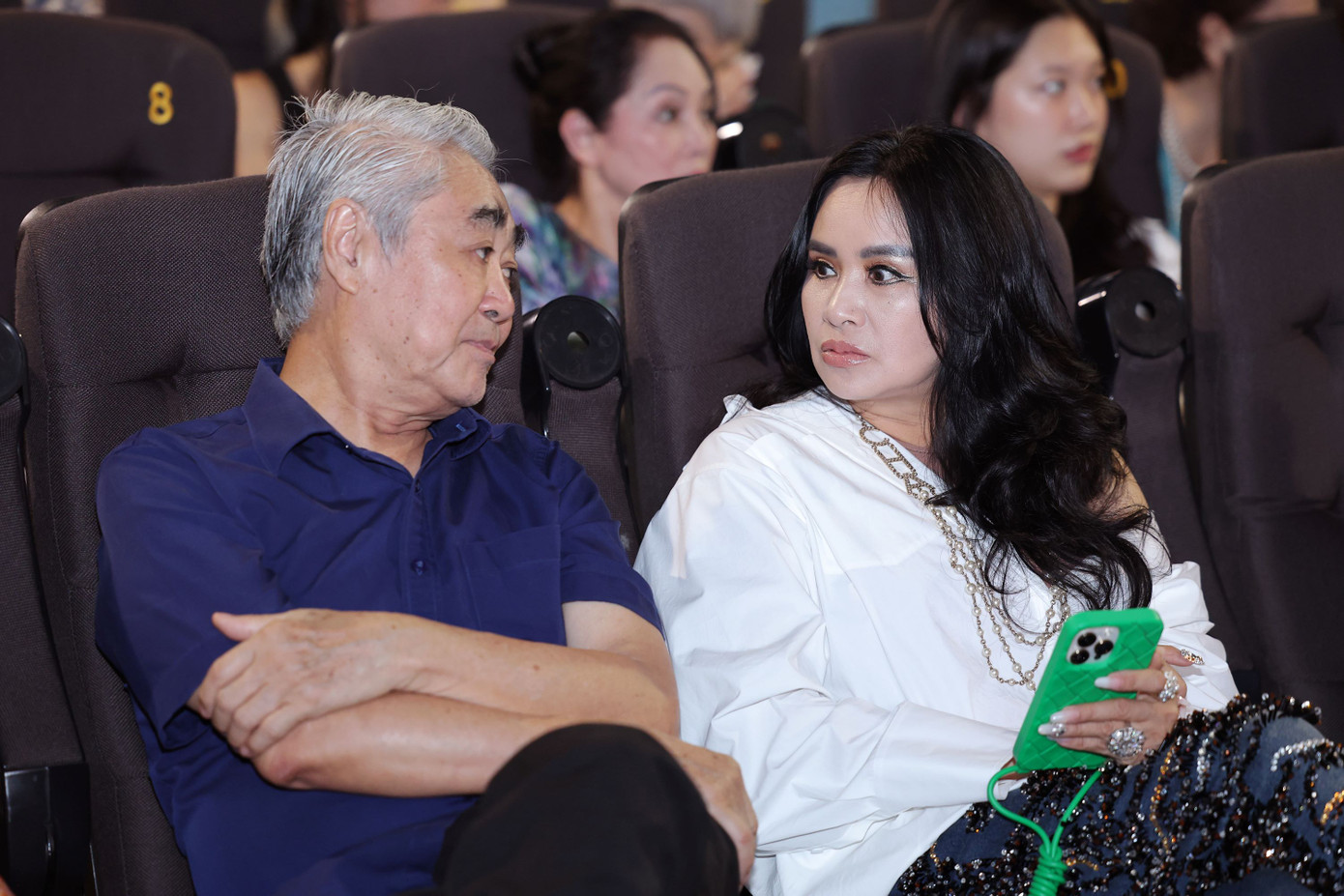 NSND Quang Thọ, NSND Thanh Lam tới chúc mừng Tùng Dương. Ảnh: Hòa Nguyễn. NSND Quang Thọ, NSND Thanh Lam tới chúc mừng Tùng Dương. Ảnh: Hòa Nguyễn.