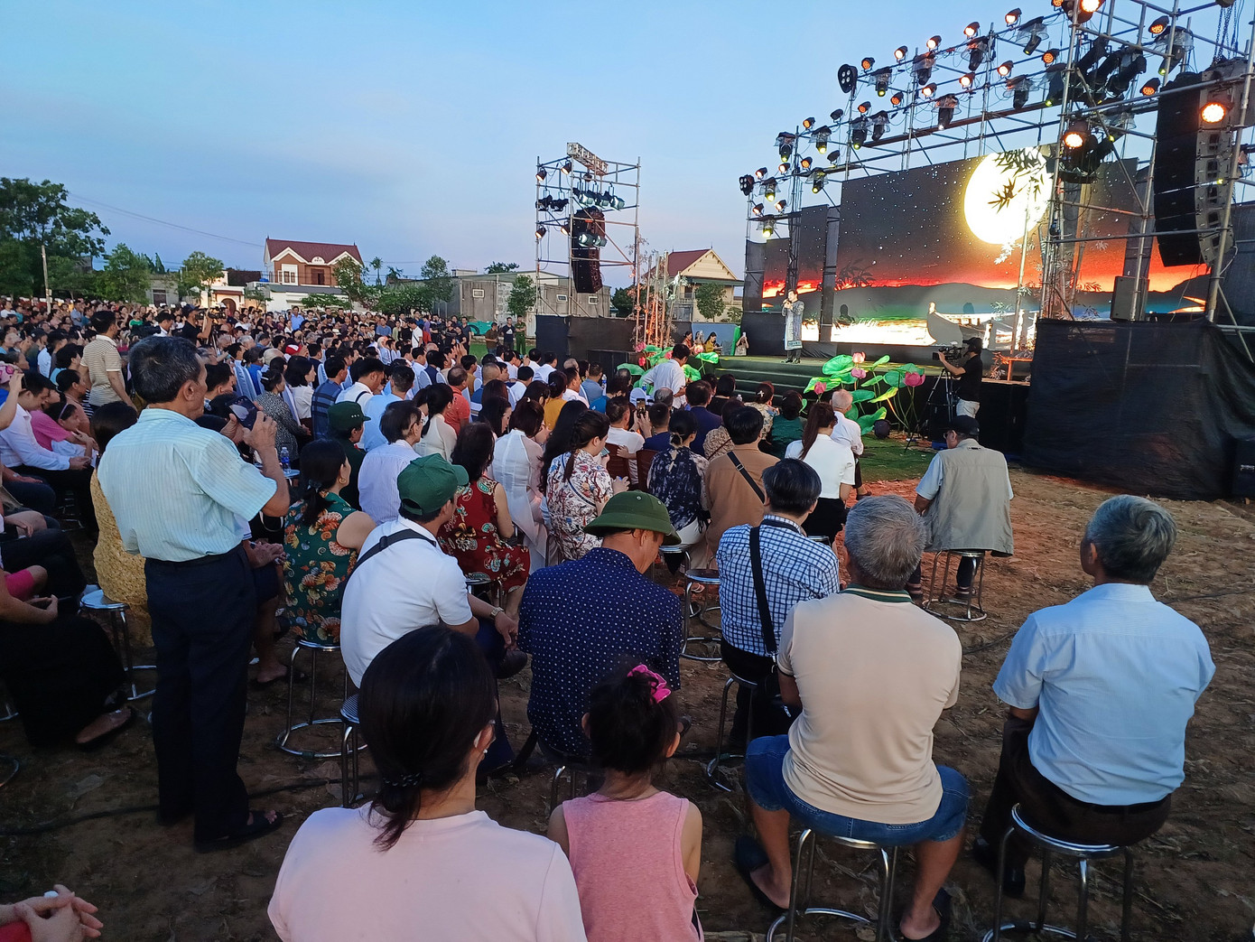Sân khấu dựng lên trên cánh đồng quê hương của Nguyễn Trọng Tạo. Ảnh: Nguyễn Mạnh Hà.