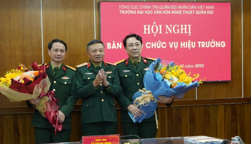 Cuối năm 2023, nhạc sĩ Hồ Trọng Tuấn (bìa trái) được Đại tá, NGƯT, nhạc sĩ Nguyễn Xuân Thủy bàn giao chức vụ. Cuối năm 2023, nhạc sĩ Hồ Trọng Tuấn (bìa trái) được Đại tá, NGƯT, nhạc sĩ Nguyễn Xuân Thủy bàn giao chức vụ.