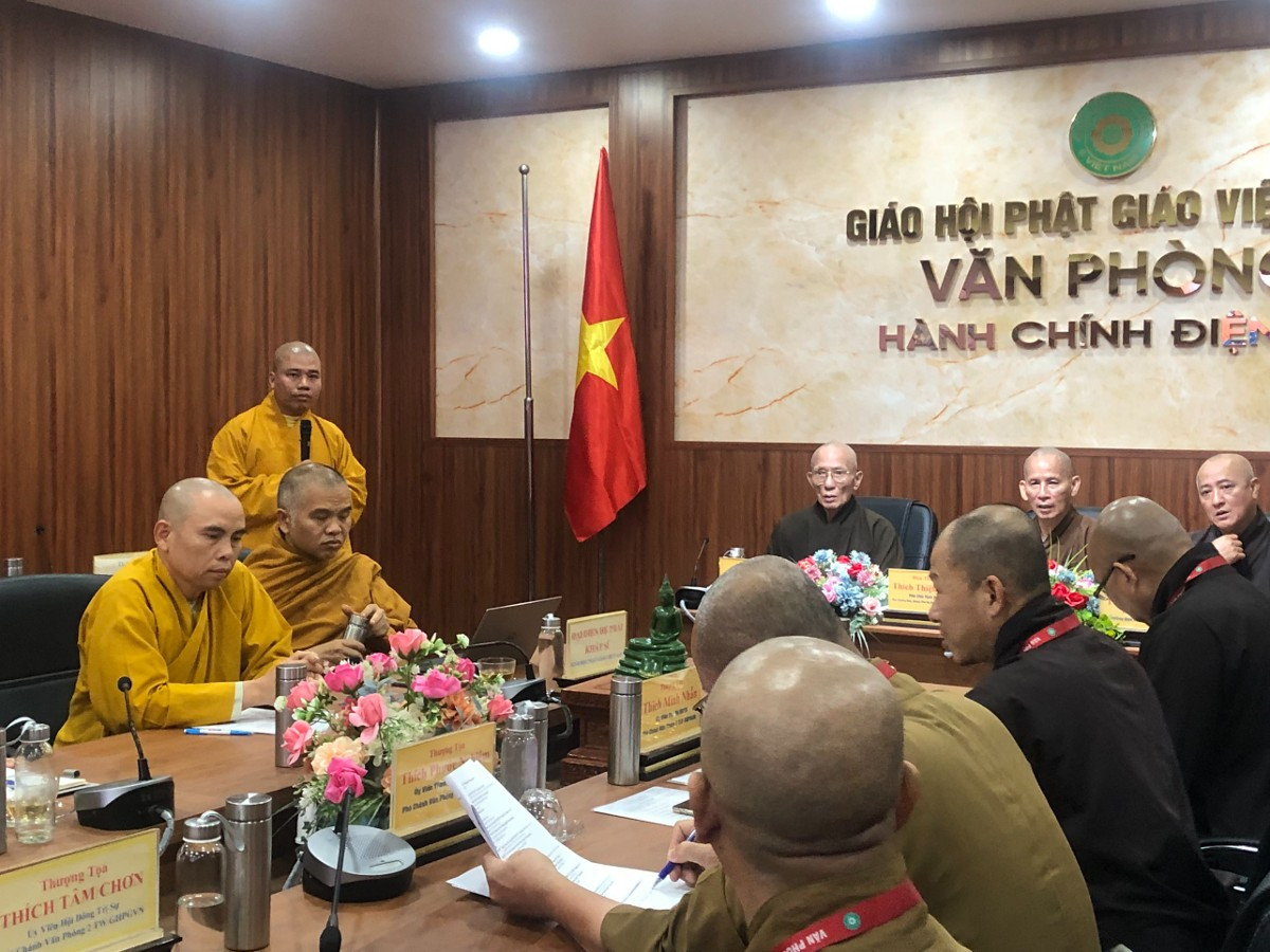 Đại đức Thích Nhuận Đức (đứng) nhận lỗi và sám hối tại phiên họp của GHPGVN. Ảnh: Phatsuonline.